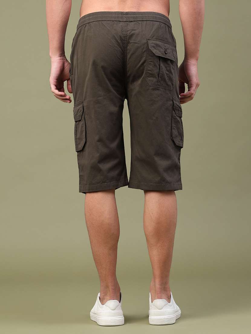 Men Solid Mid Rise Regular Fit Three - Fourth Shorts - 22394686 -  Standard Image - 4