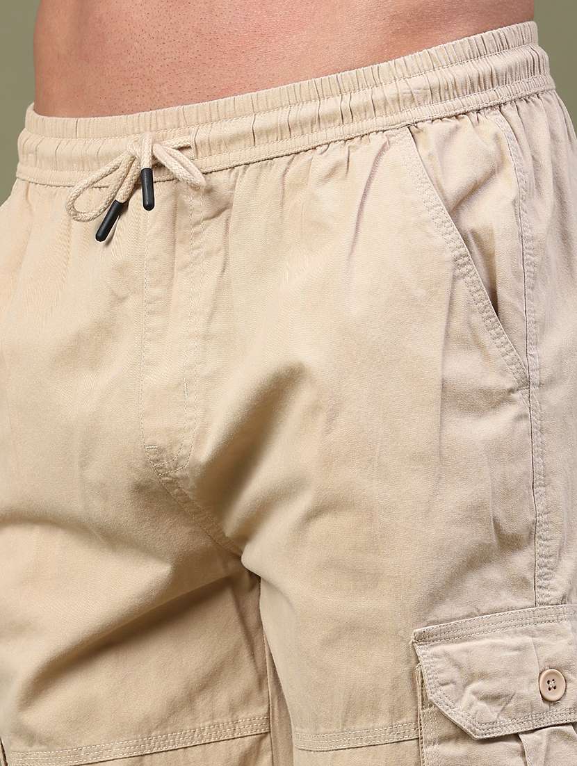 Men Solid Mid Rise Regular Fit Three - Fourth Shorts - 22394689 -  Standard Image - 1