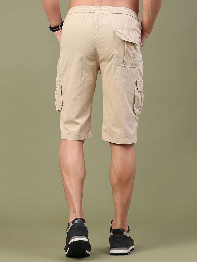 Men Solid Mid Rise Regular Fit Three - Fourth Shorts - 22394689 -  Standard Image - 4