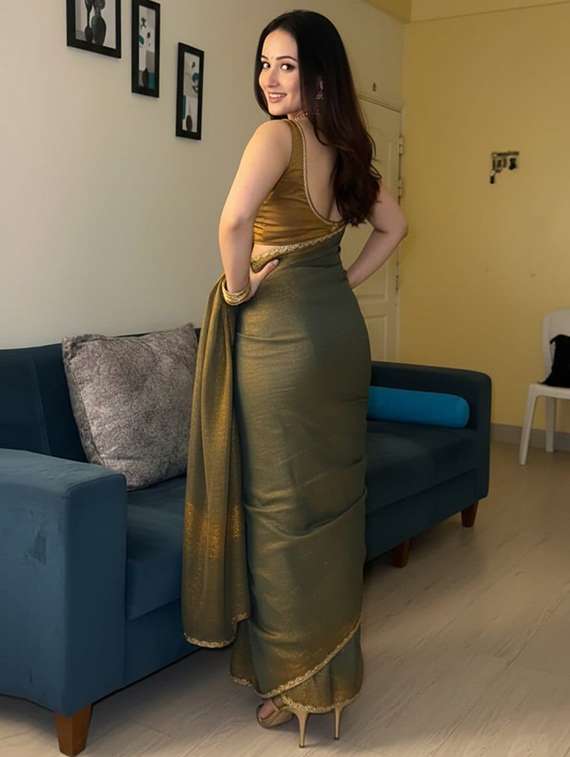 women solid with embellished bordered saree with blouse - 22395032 -  Standard Image - 4