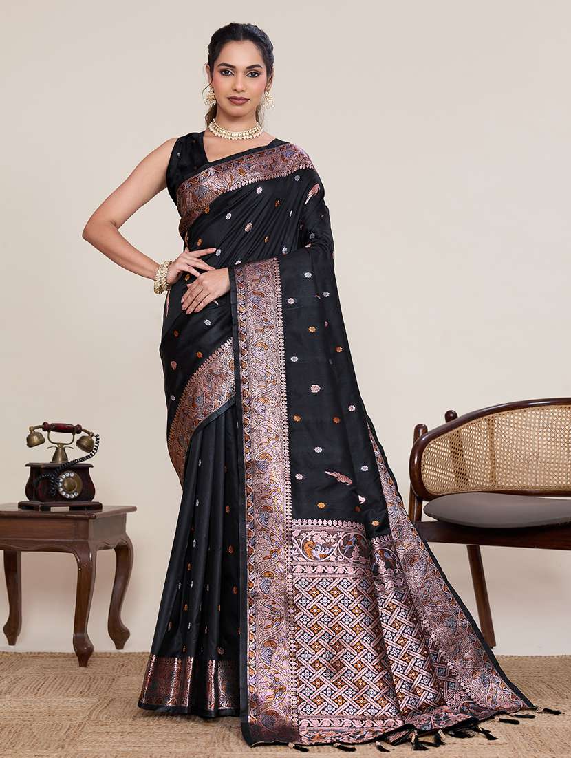 women self design bordered saree with blouse