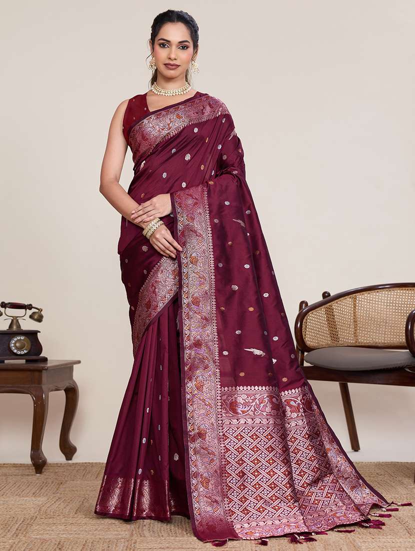women self design bordered saree with blouse