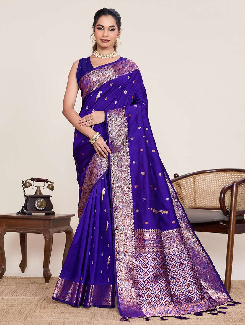 women self design bordered saree with blouse