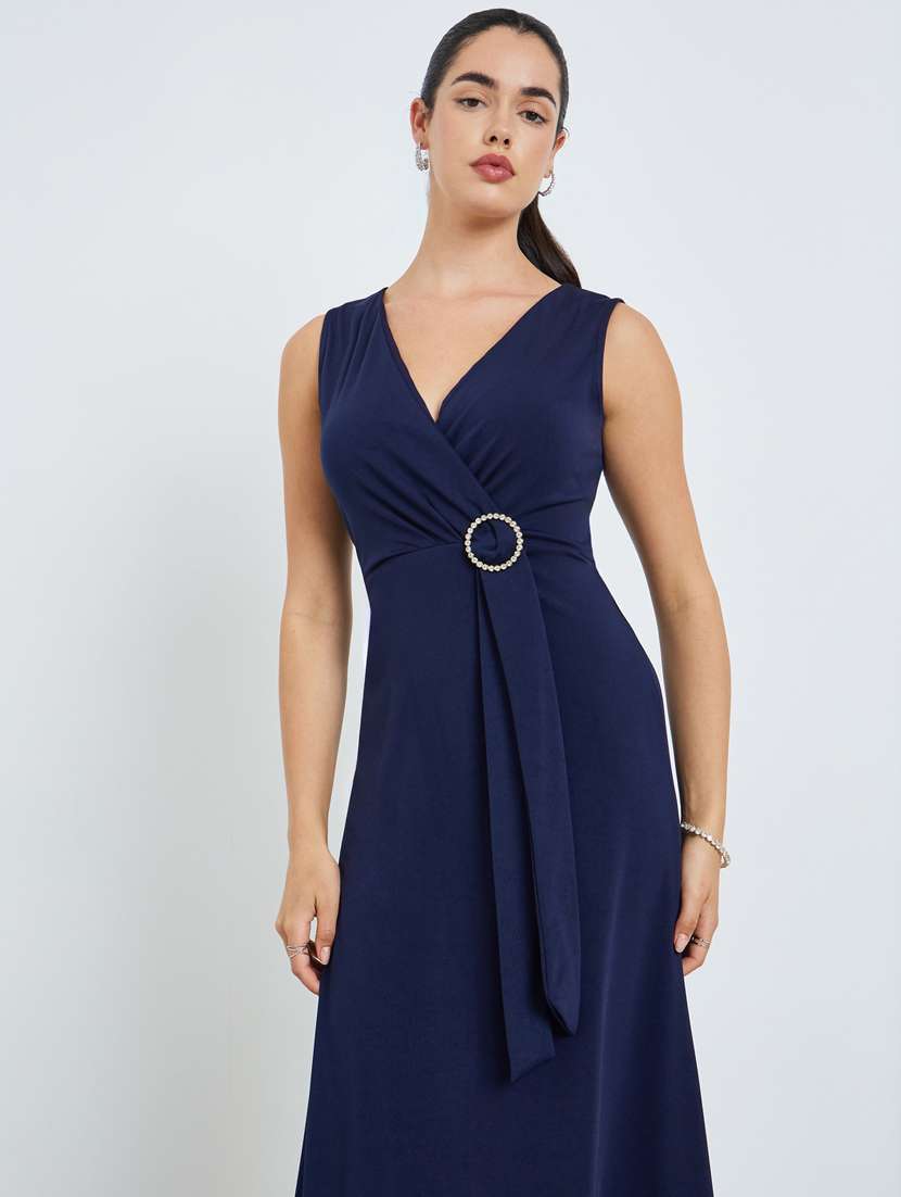 Women Solid Sleeveless Sheath Dress - 22397876 -  Standard Image - 1
