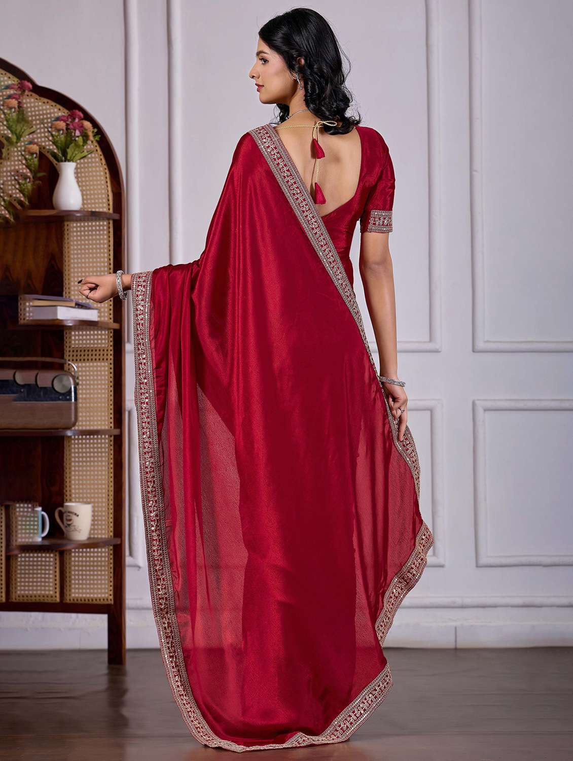 women solid with bordered saree with blouse - 22400899 -  Standard Image - 4