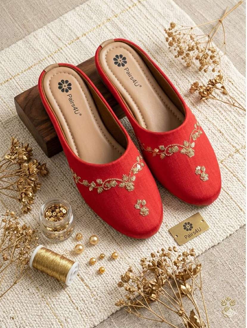 women embroidered slip on mojari