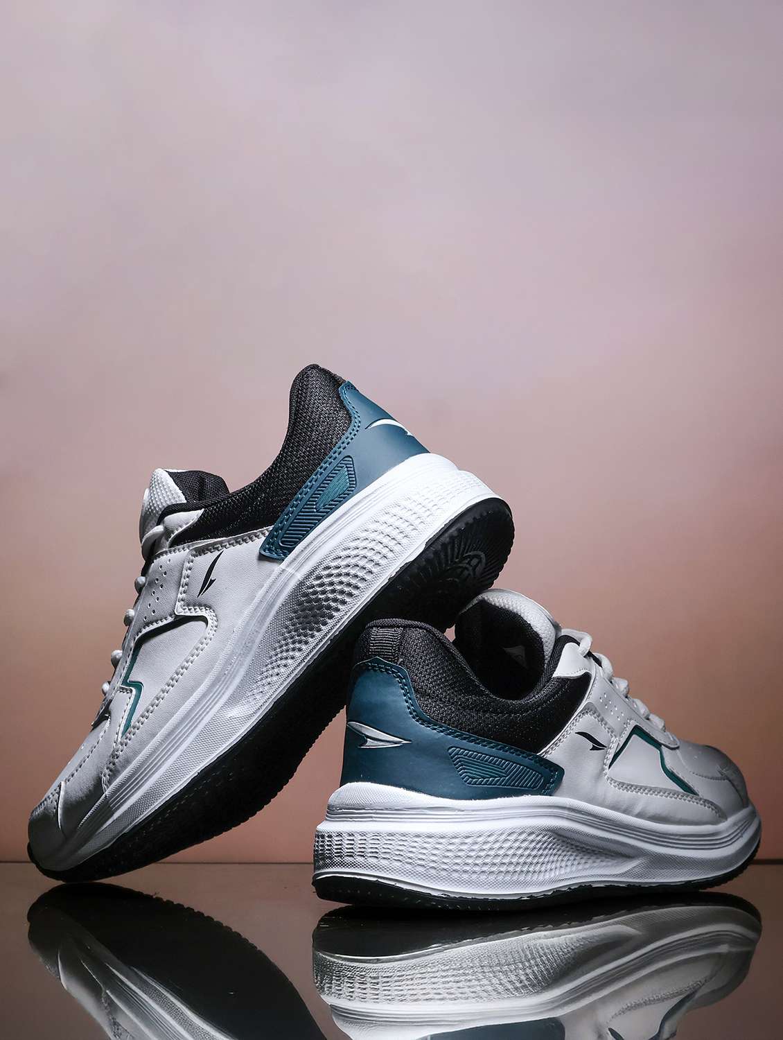 men white lace up sport shoe