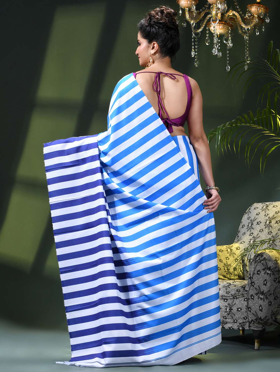 women striped printed saree - 22419798 -  Standard Image - 4