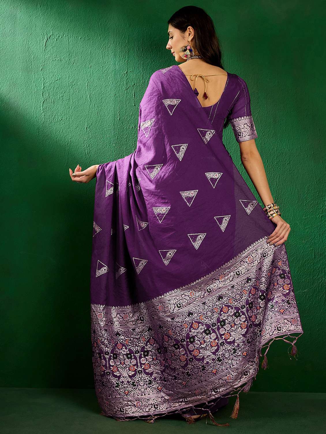 Women Self Design Banarasi Saree With Blouse - 22424320 -  Standard Image - 4