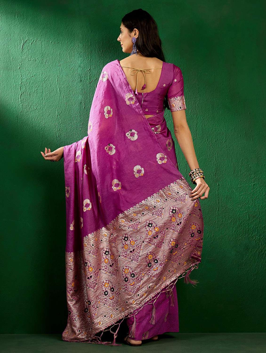 women self design banarasi saree with blouse - 22424321 -  Standard Image - 4