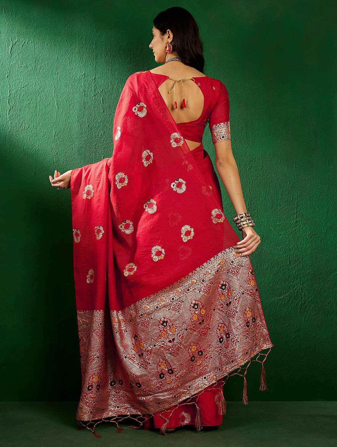 women self design banarasi saree with blouse - 22424323 -  Standard Image - 4