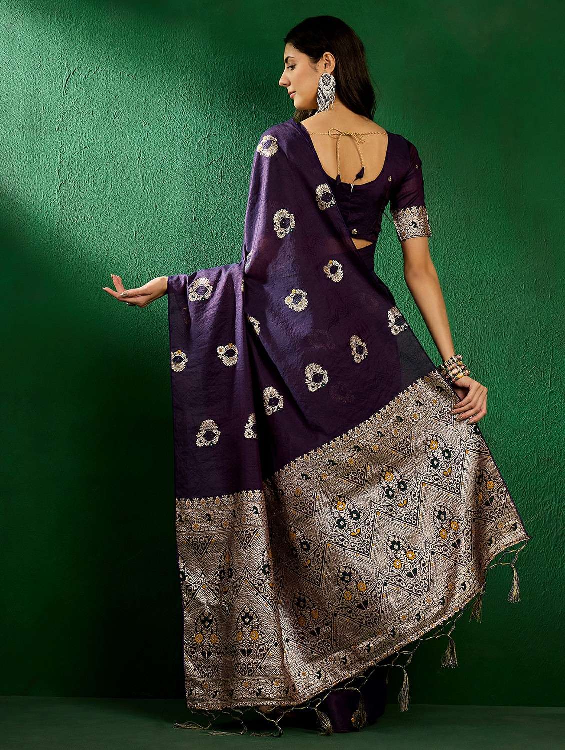 women self design banarasi saree with blouse - 22424324 -  Standard Image - 4