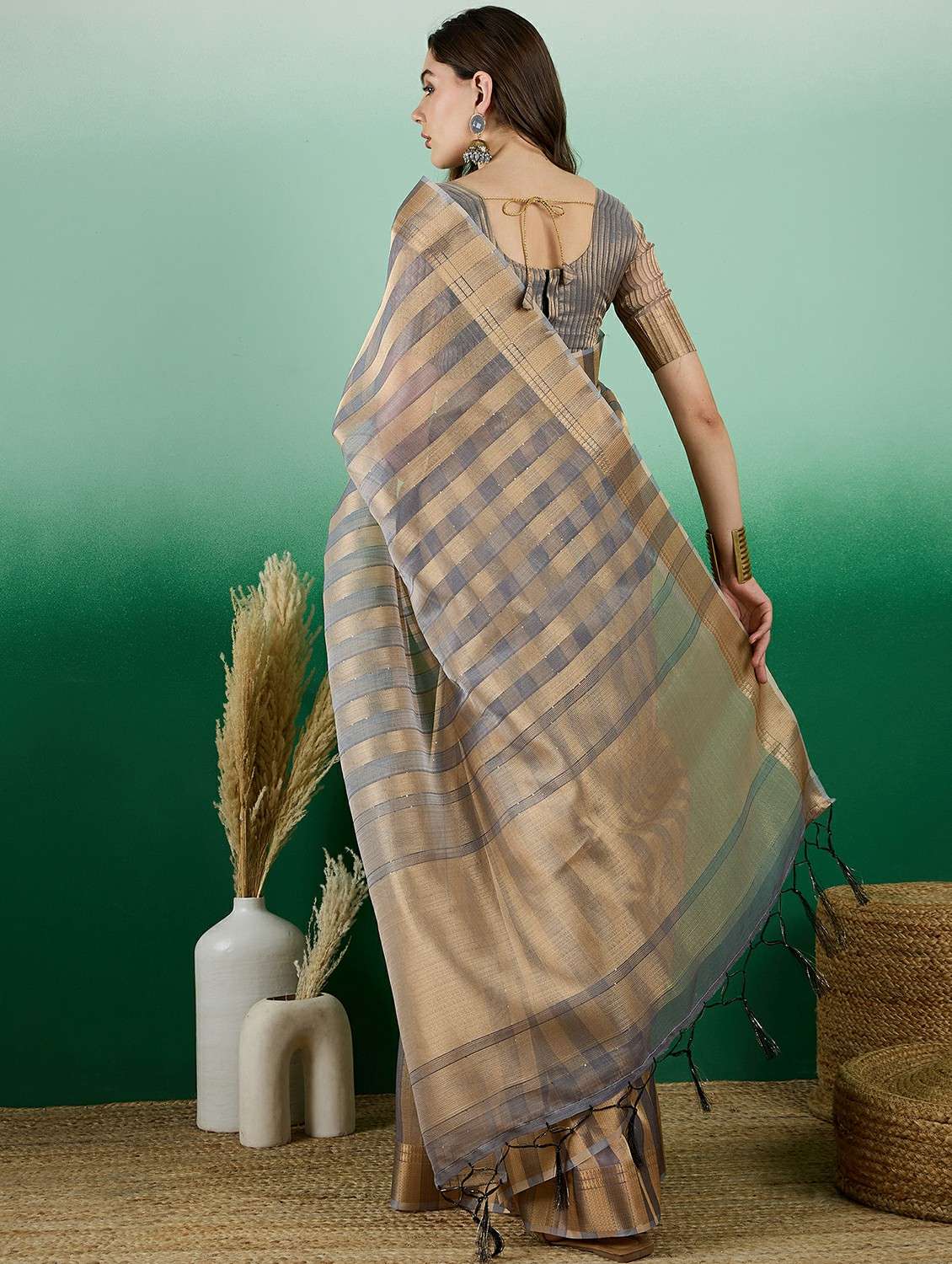 women striped bordered saree with blouse - 22424375 -  Standard Image - 4