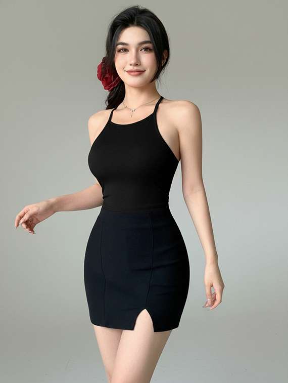 women solid halter neck crop top