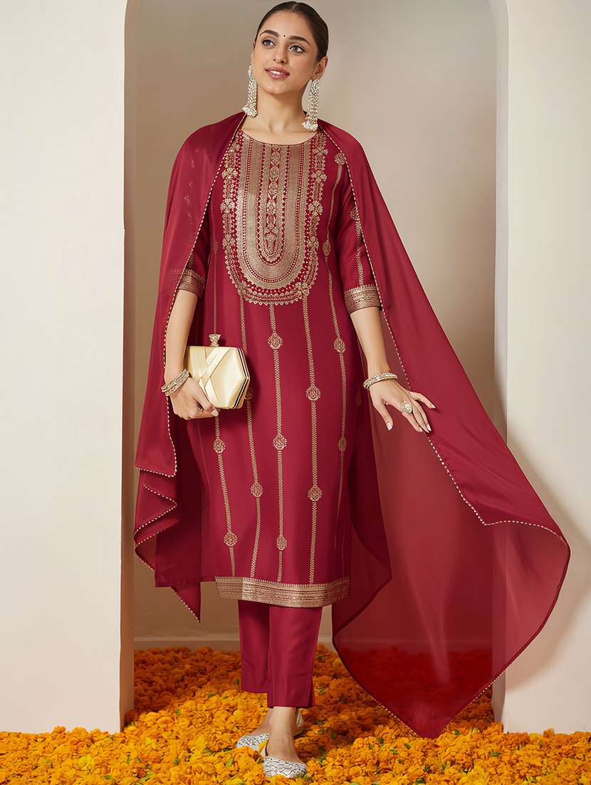 women maroon kurta dupatta set