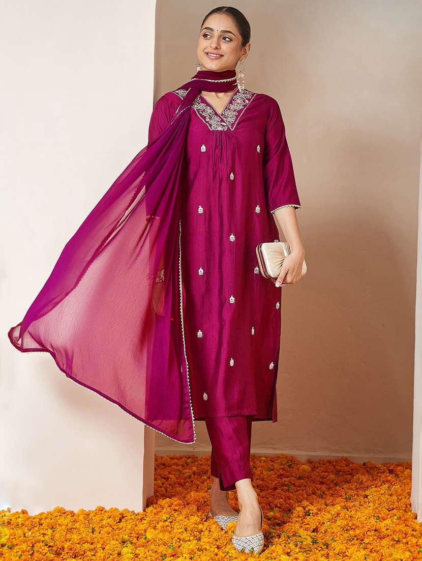 women pink kurta dupatta set