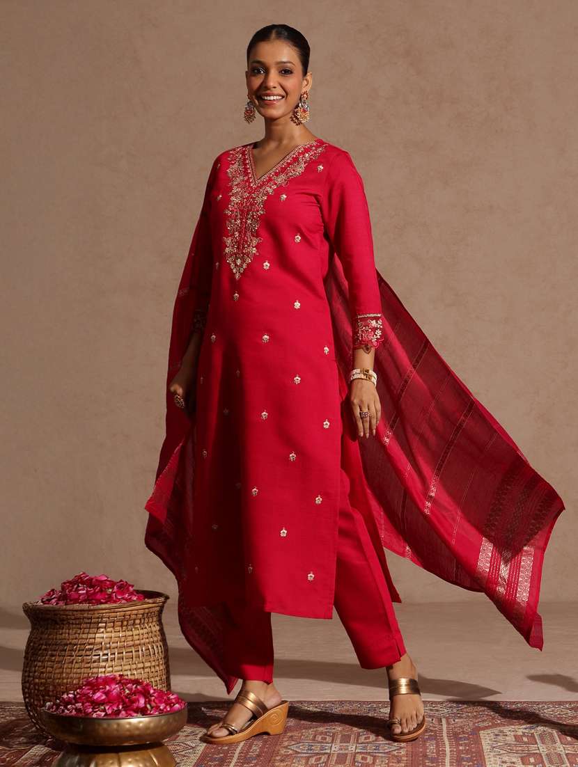 women pink kurta dupatta set