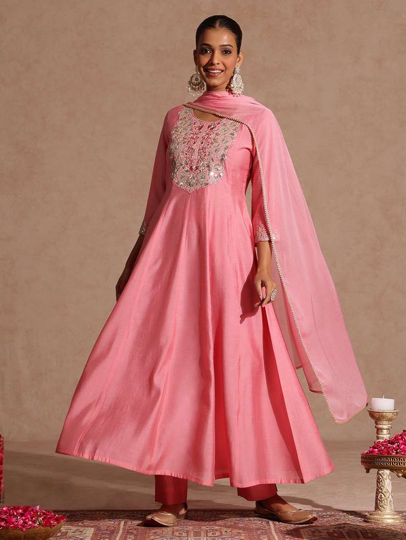 women pink kurta dupatta set
