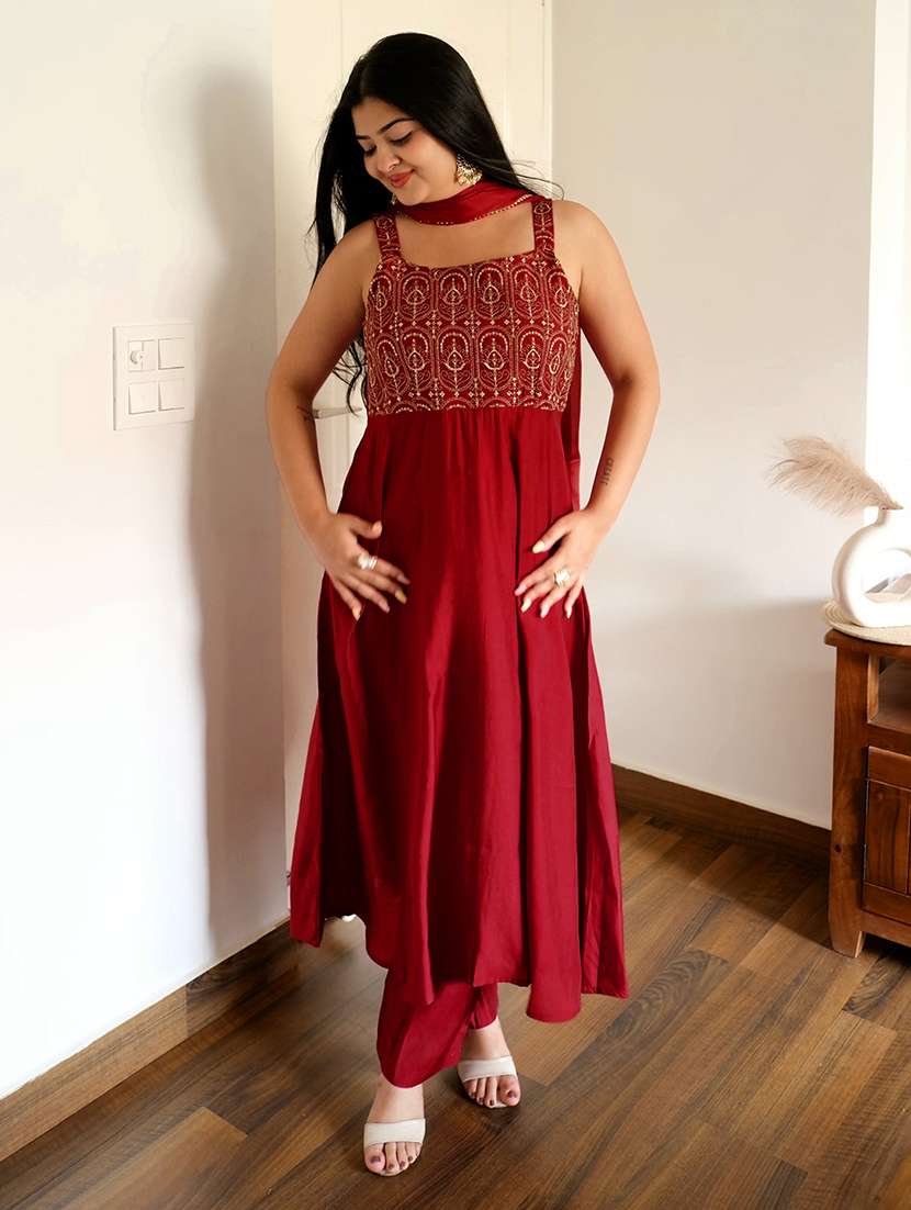 women maroon kurta pant set - 22440046 -  Standard Image - 4