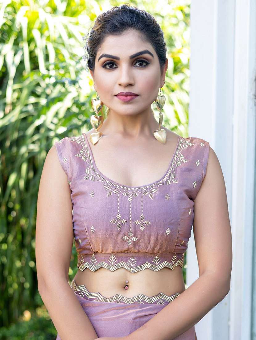 women solid with embellished bordered saree - 22442431 -  Standard Image - 4