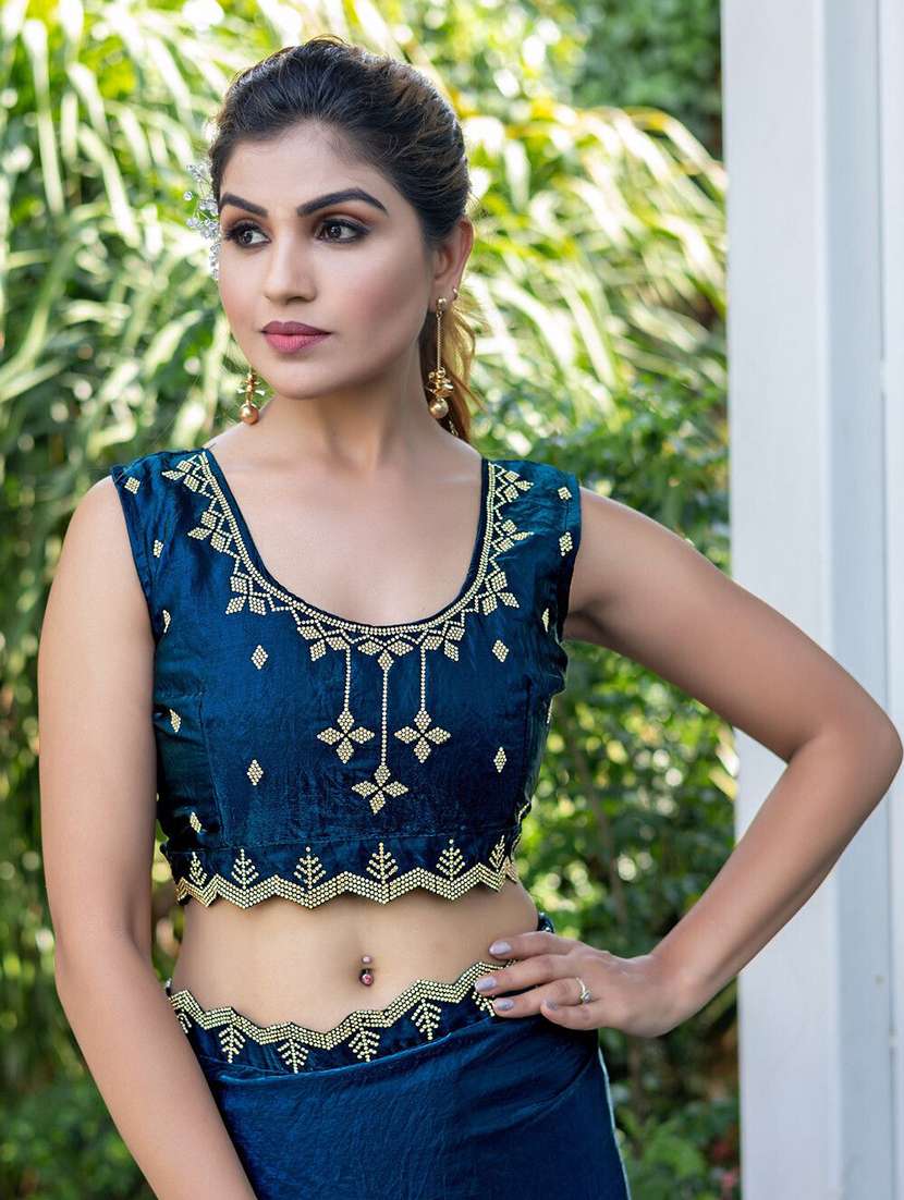 women solid with embellished bordered saree - 22442434 -  Standard Image - 4