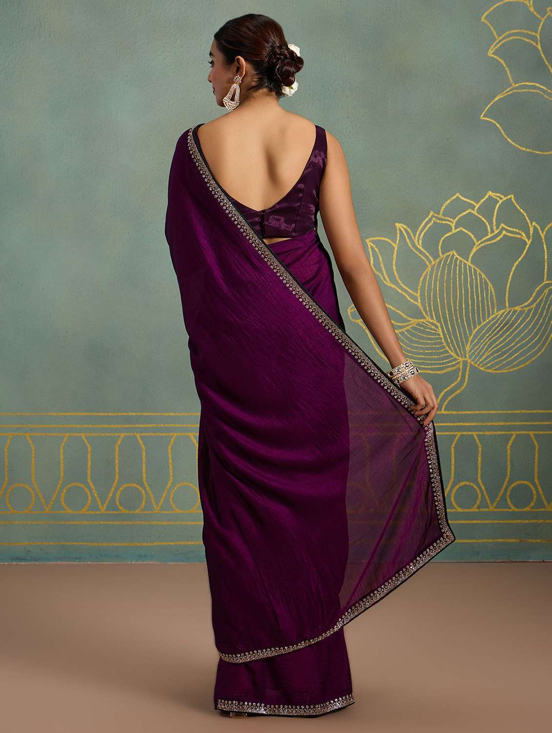 women solid with embellished bordered saree - 22444283 -  Standard Image - 4