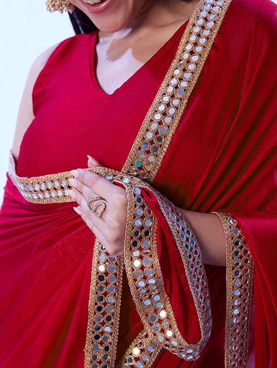 women solid with bordered saree - 22444295 -  Standard Image - 1