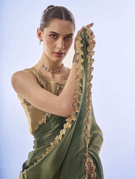 women solid with bordered saree - 22444298 -  Standard Image - 1