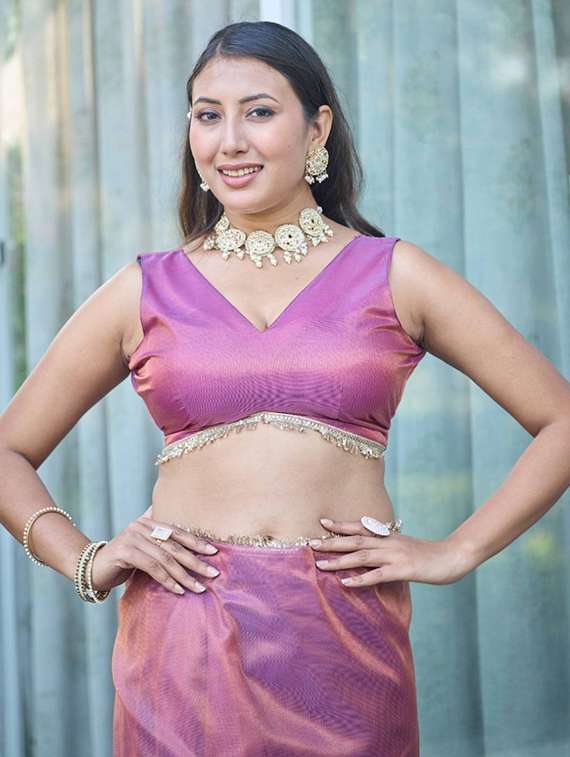 women solid with bordered saree - 22444355 -  Standard Image - 4