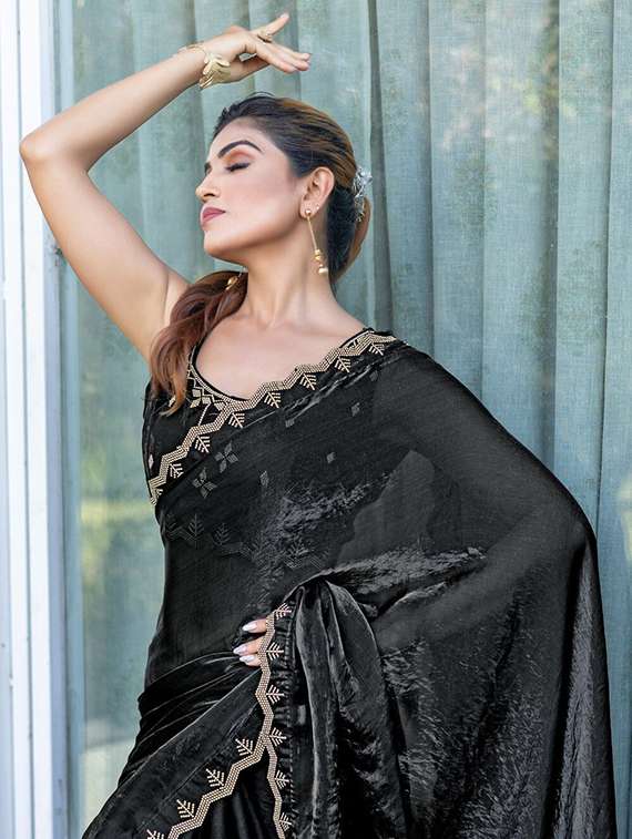 women solid with bordered saree - 22444381 -  Standard Image - 1