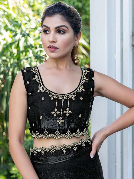 women solid with bordered saree - 22444381 -  Standard Image - 4