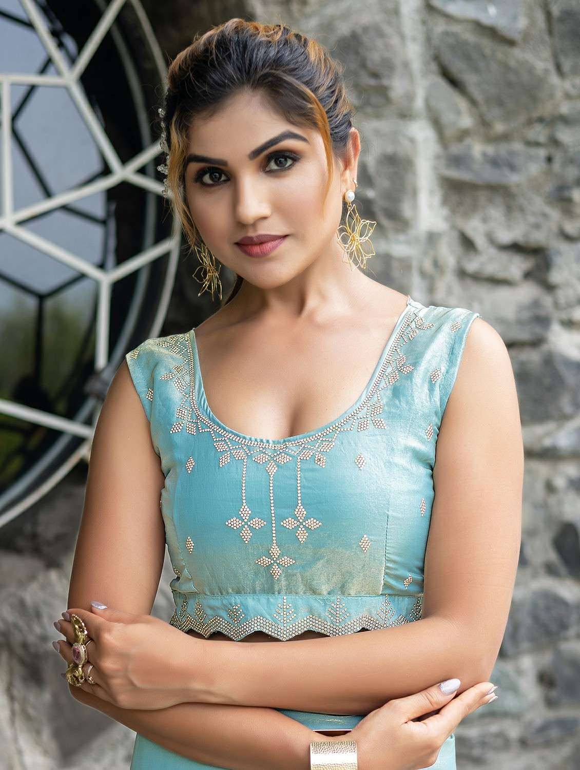 women solid with bordered saree - 22444388 -  Standard Image - 4