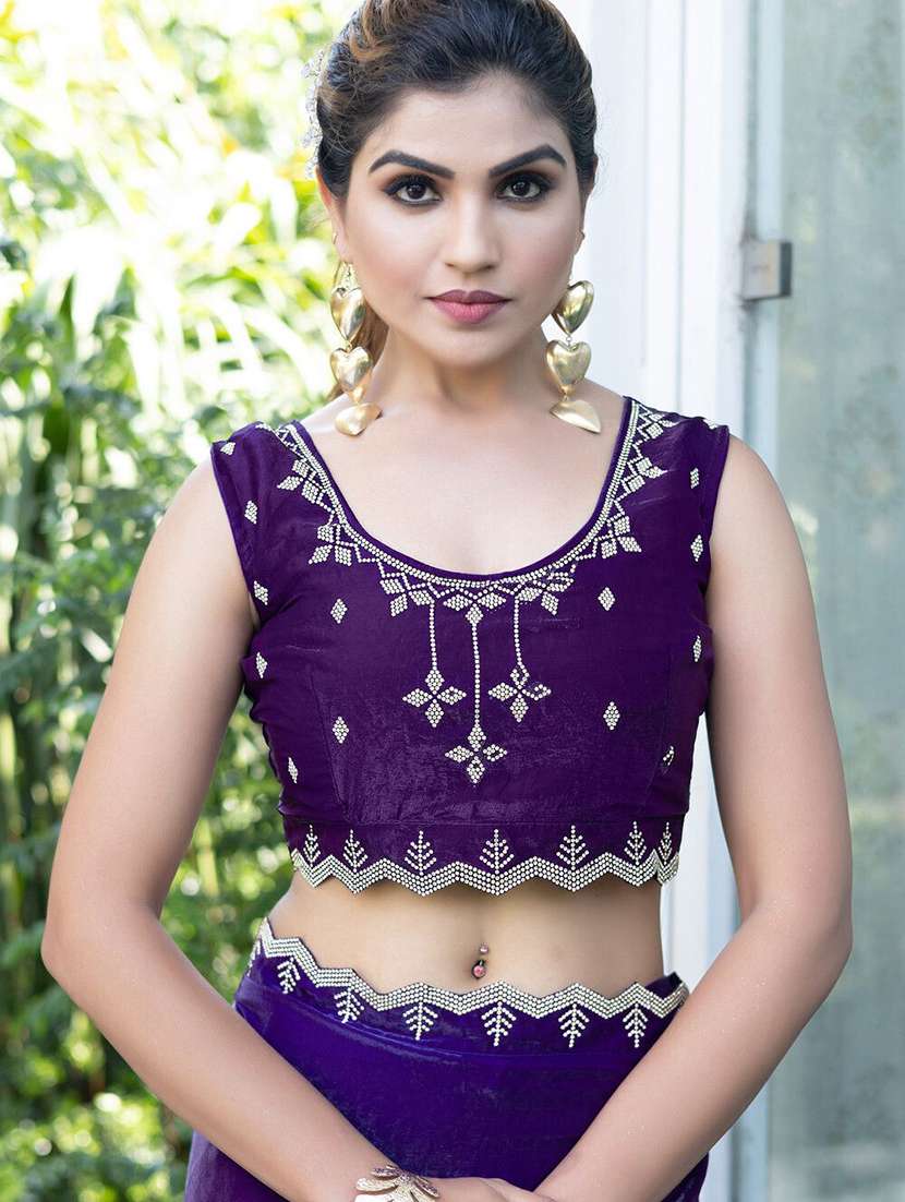 women solid with bordered saree - 22444399 -  Standard Image - 4