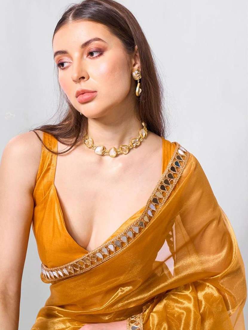 women solid with bordered saree - 22444521 -  Standard Image - 1
