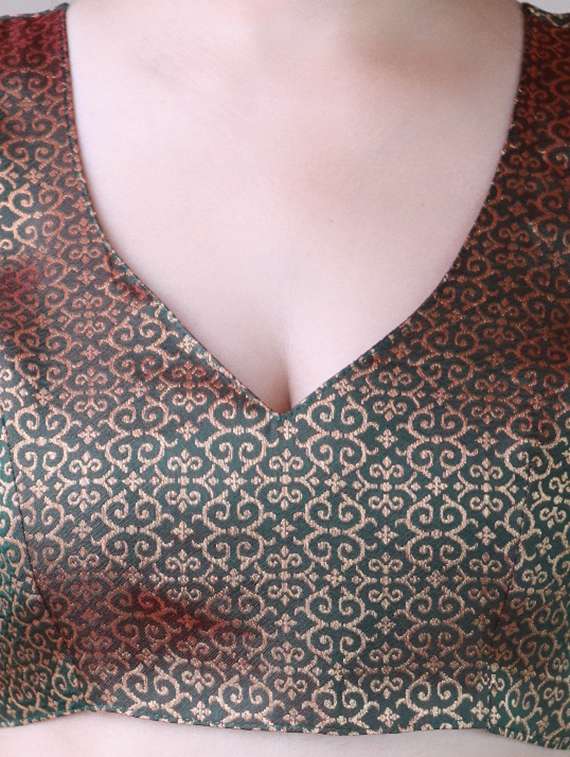 women self design banarasi saree with blouse - 22447562 -  Standard Image - 4