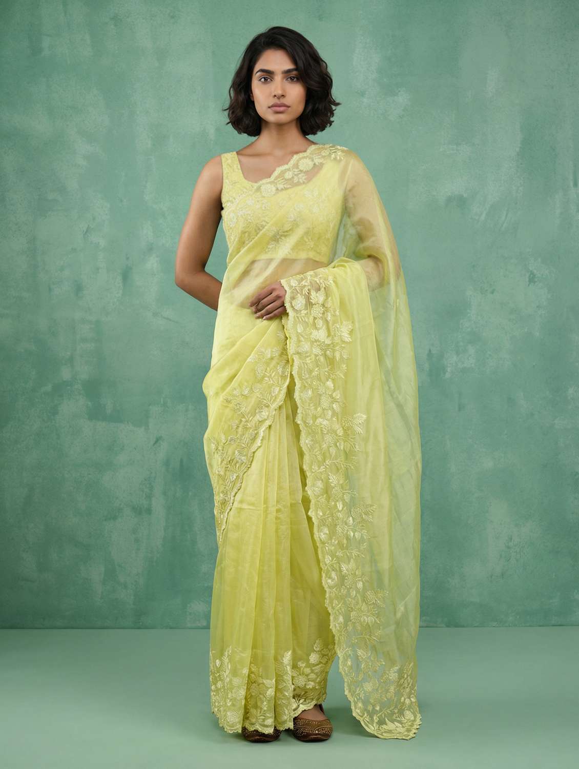 women solid with bordered saree with blouse