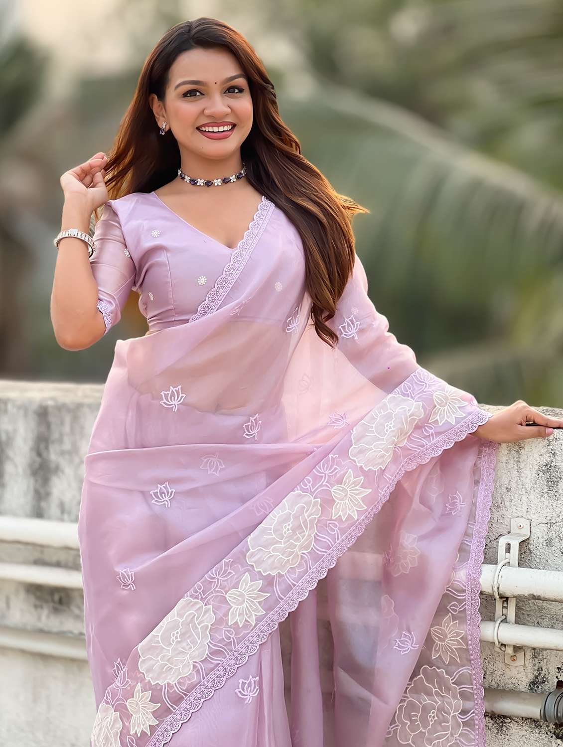 women solid with bordered saree with blouse - 22447861 -  Standard Image - 4