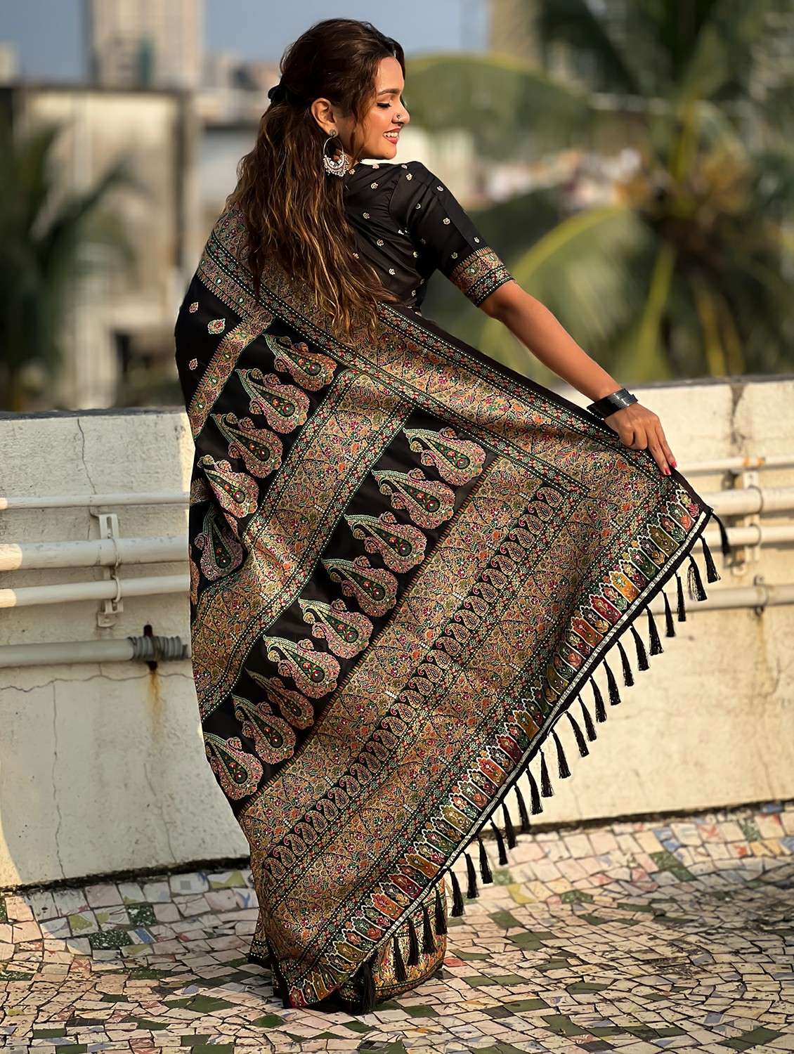 women self design banarasi saree with blouse - 22448422 -  Standard Image - 4