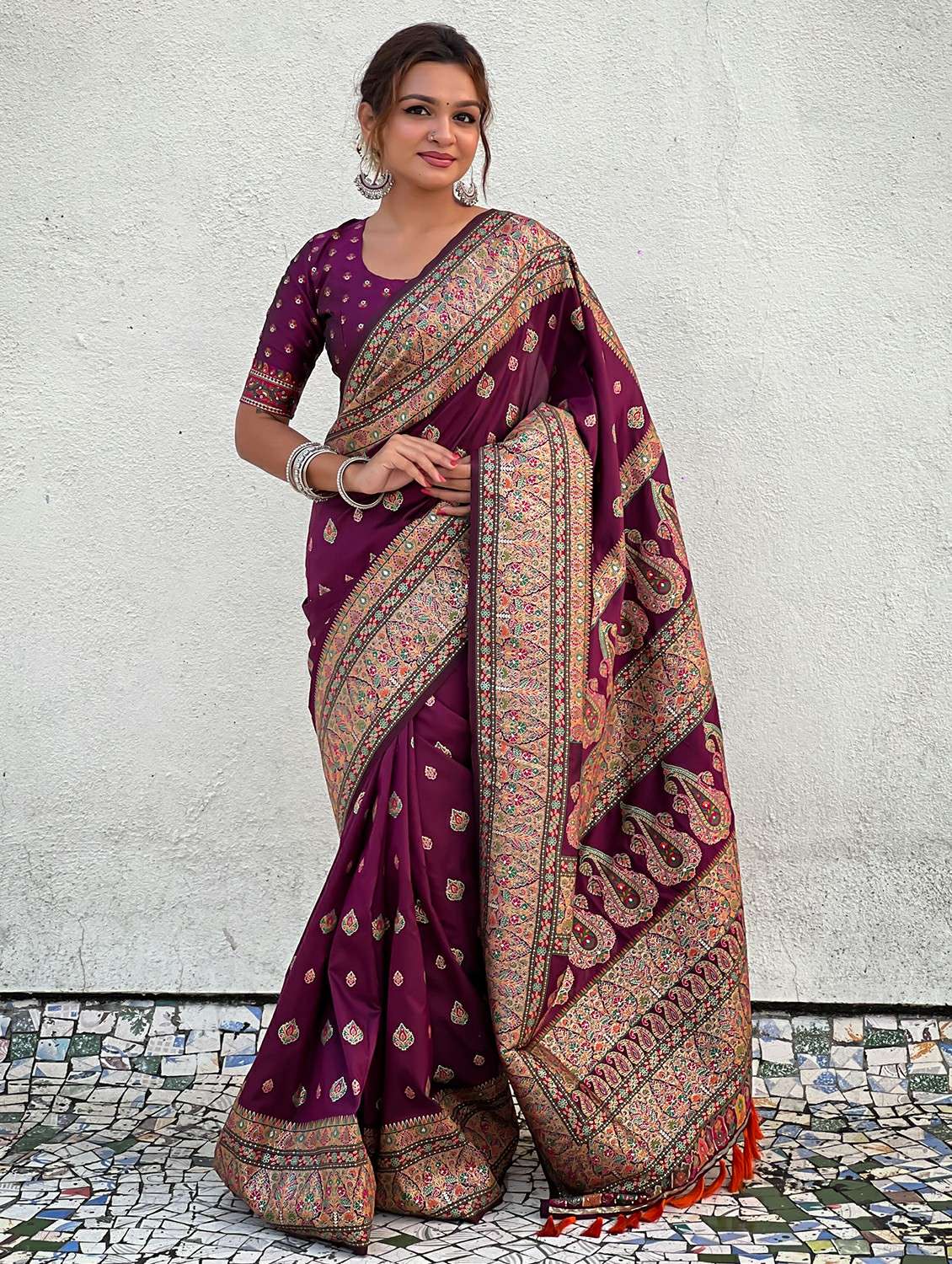 women self design banarasi saree with blouse