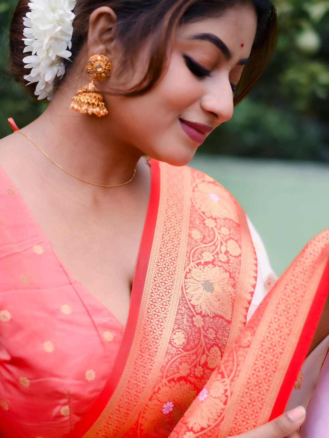 women self design bordered saree with blouse - 22448847 -  Standard Image - 4