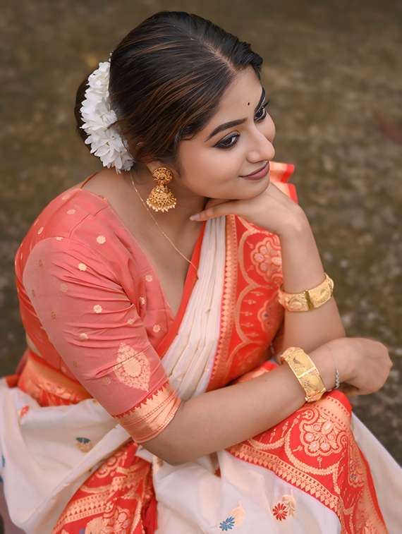 women self design bordered saree with blouse - 22448848 -  Standard Image - 4