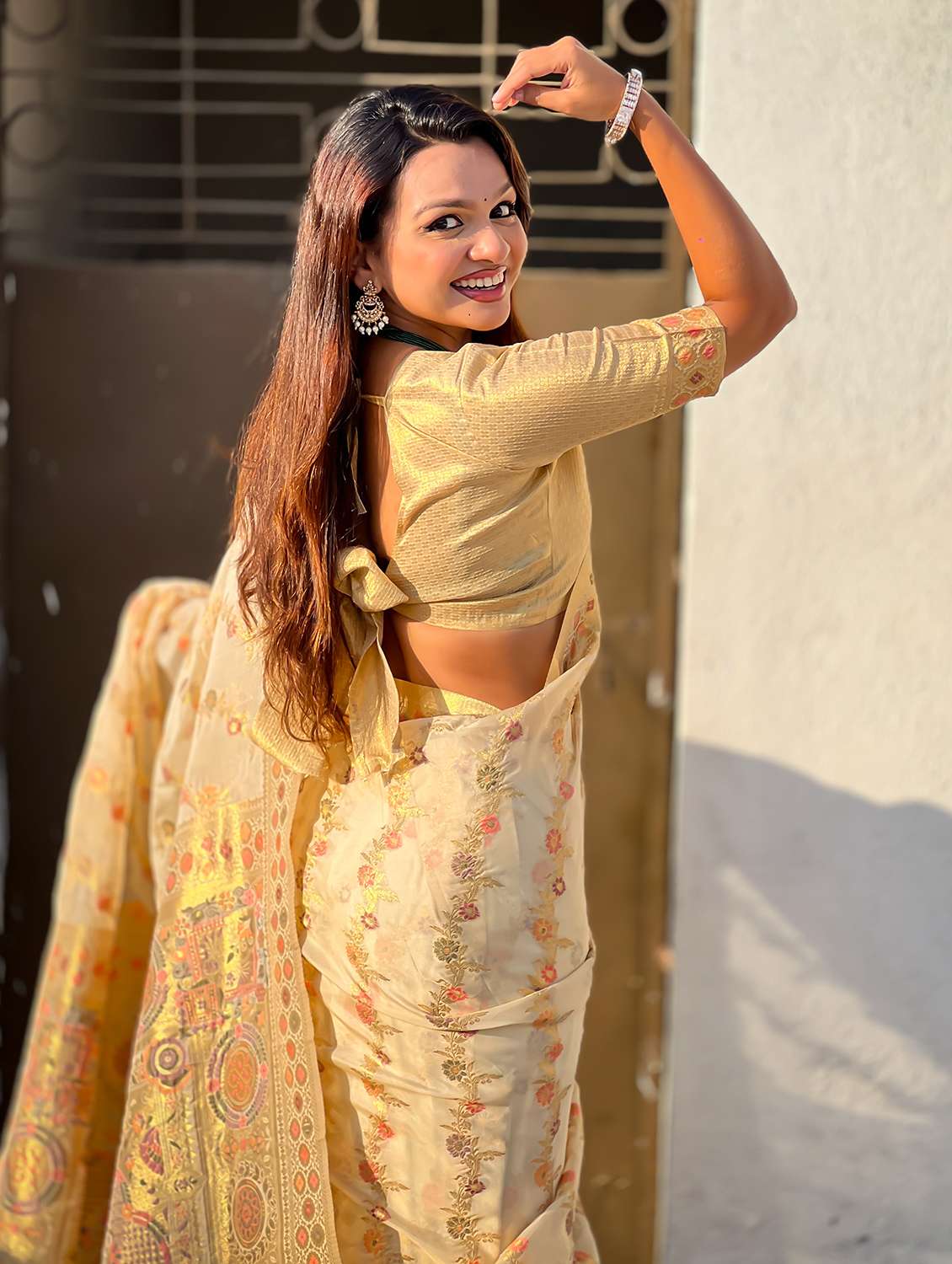 women self design banarasi saree with blouse - 22448886 -  Standard Image - 4