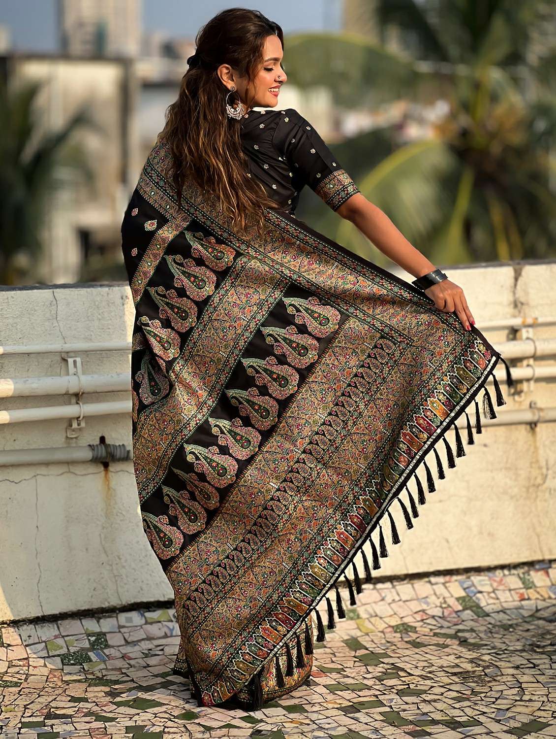 women self design banarasi saree with blouse - 22448903 -  Standard Image - 4
