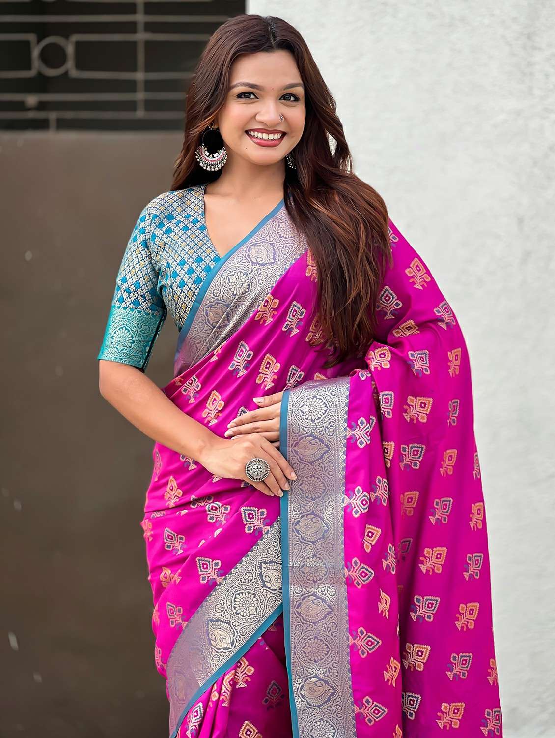 women self design patola saree with blouse - 22448917 -  Standard Image - 1