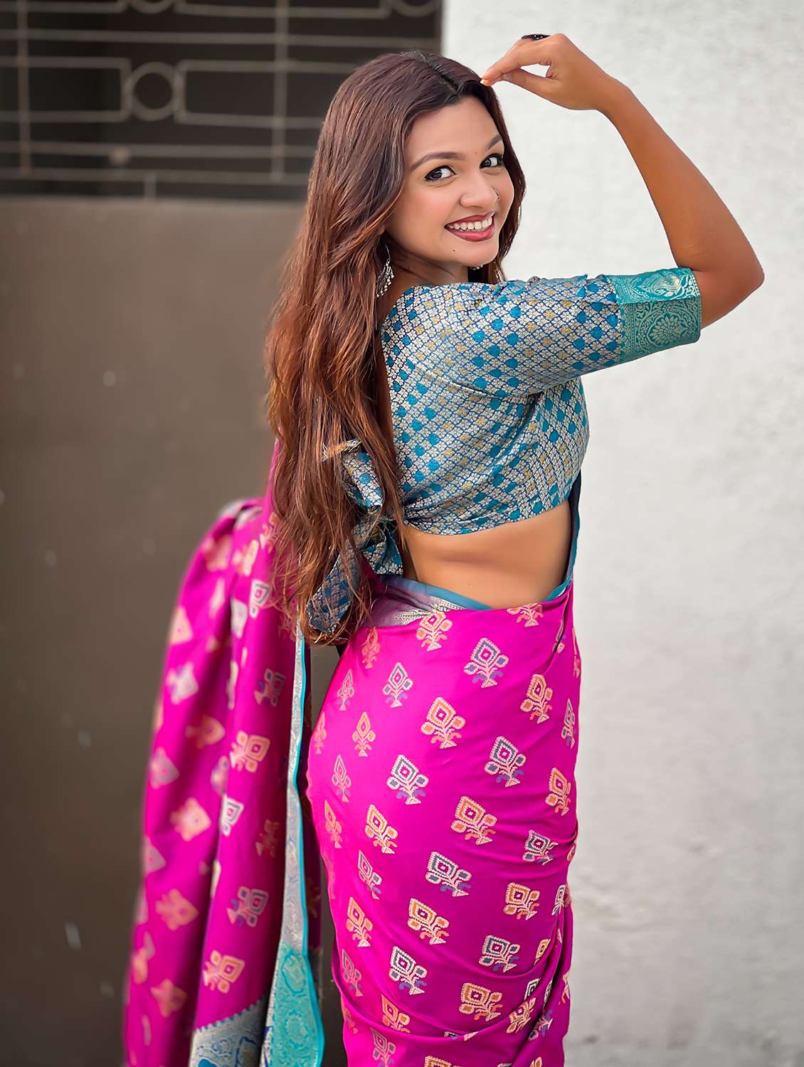 women self design patola saree with blouse - 22448917 -  Standard Image - 4