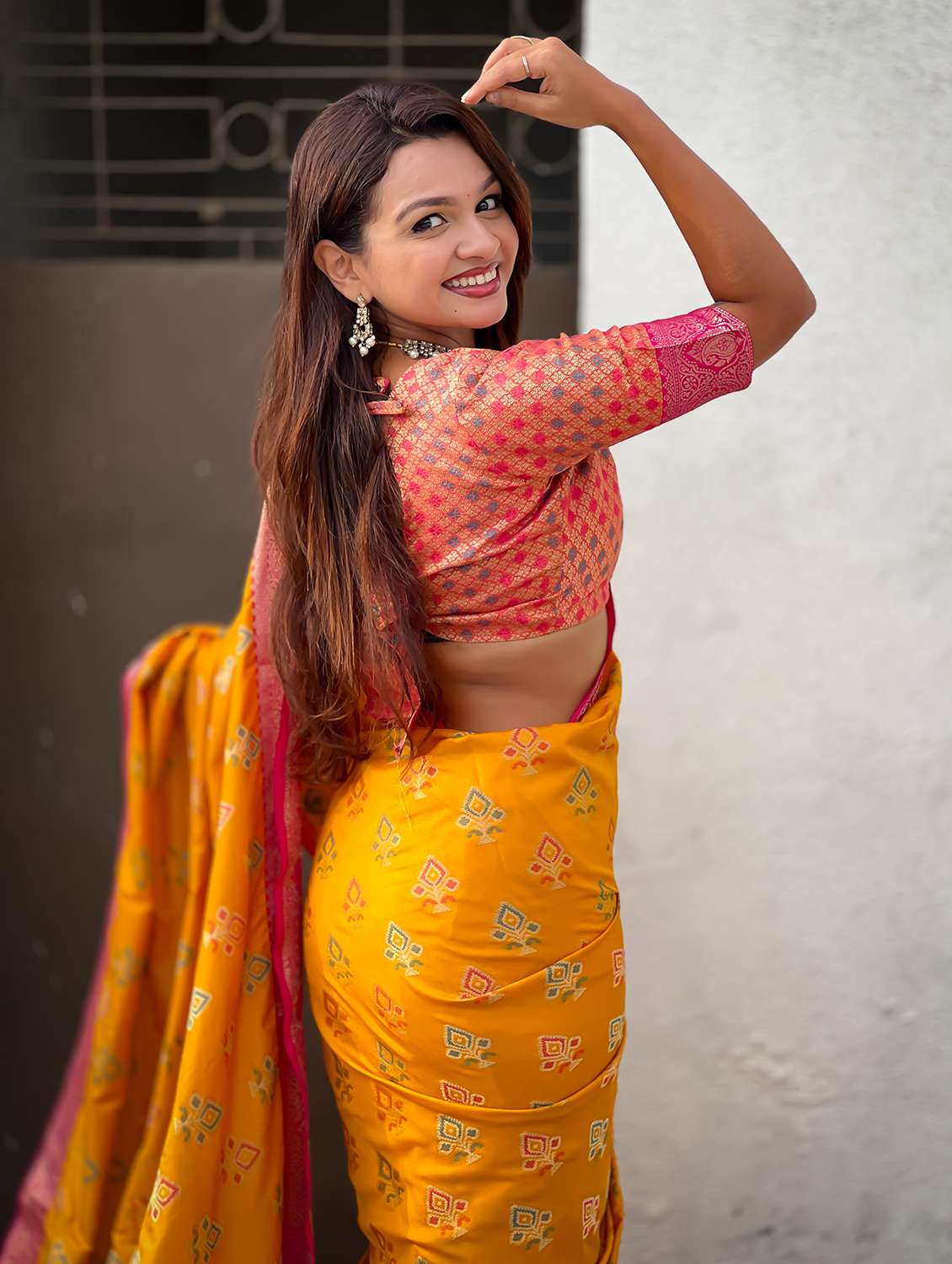 women self design patola saree with blouse - 22448919 -  Standard Image - 4