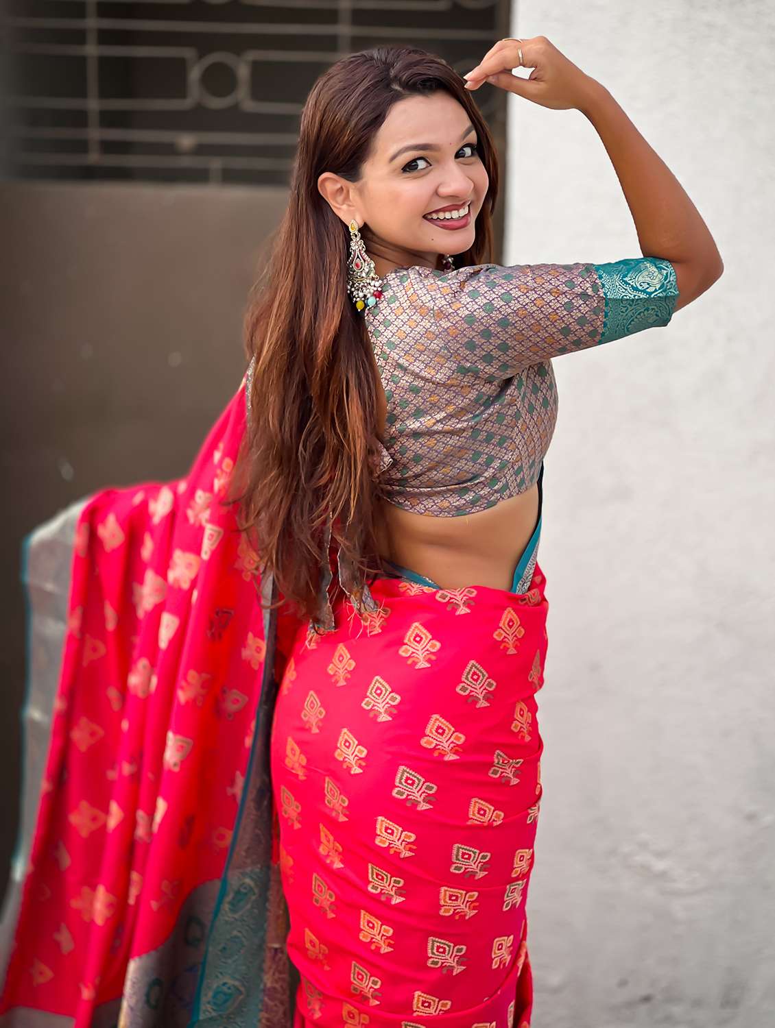 women self design patola saree with blouse - 22448920 -  Standard Image - 4