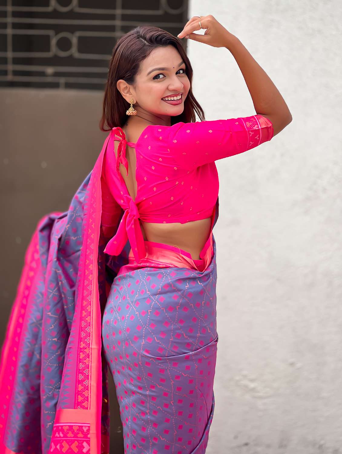 women ikat patola saree with blouse - 22448923 -  Standard Image - 4