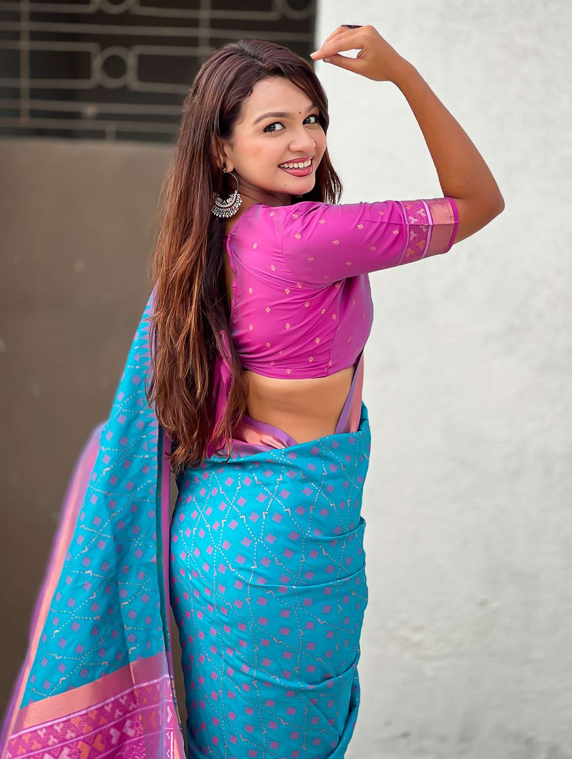 women ikat patola saree with blouse - 22448927 -  Standard Image - 4