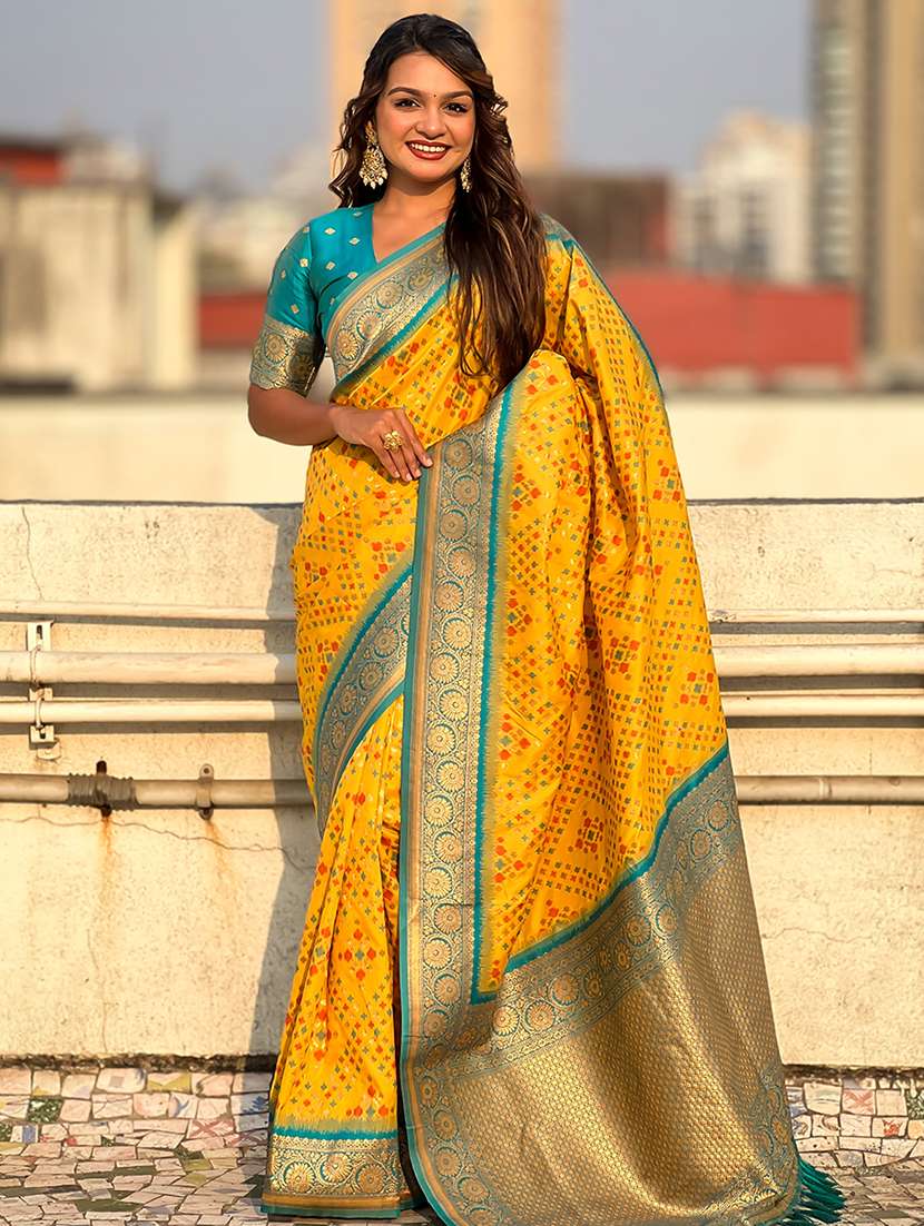 women self design bordered saree with blouse